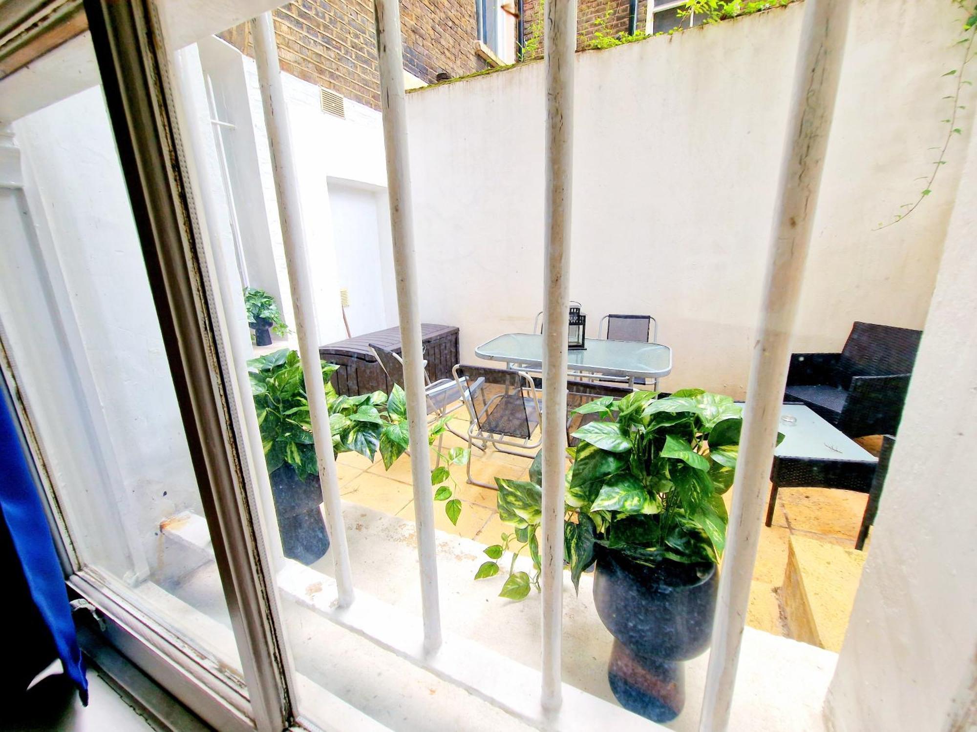Spacious & Cosy 2 Bedroom Home Plus 2 Sofa-Beds With Private Entrance And Back Patio, 3 Min Walk To Earl'S Court Station Londres Exterior foto