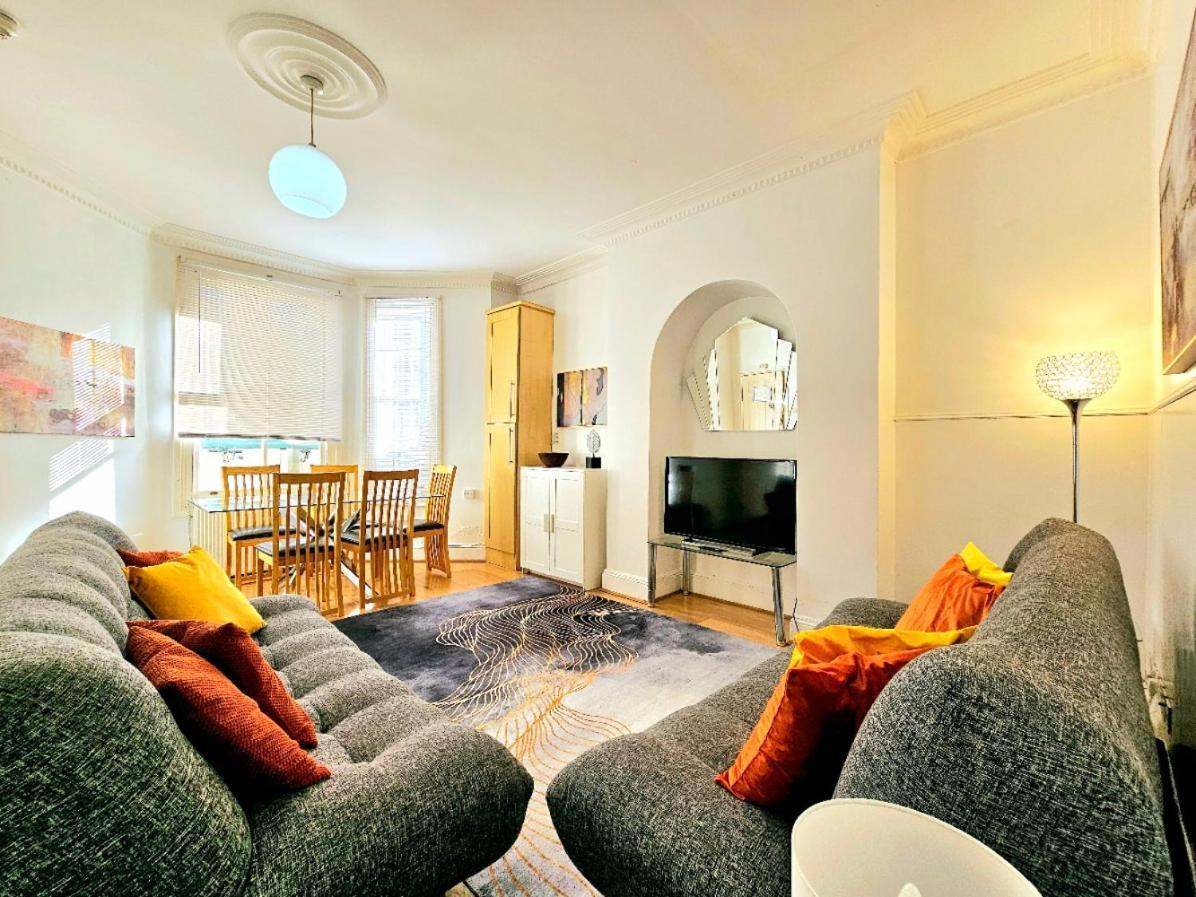 Spacious & Cosy 2 Bedroom Home Plus 2 Sofa-Beds With Private Entrance And Back Patio, 3 Min Walk To Earl'S Court Station Londres Exterior foto