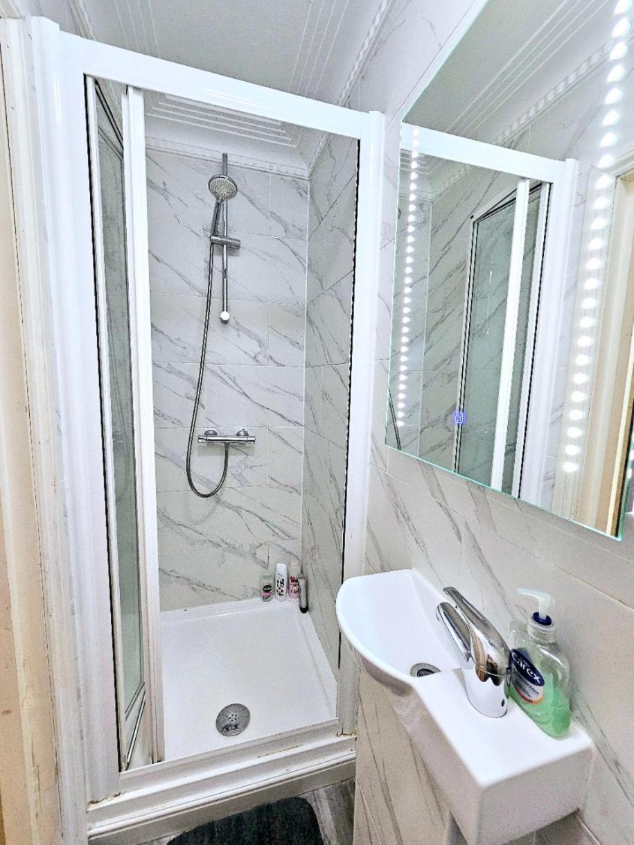 Spacious & Cosy 2 Bedroom Home Plus 2 Sofa-Beds With Private Entrance And Back Patio, 3 Min Walk To Earl'S Court Station Londres Exterior foto