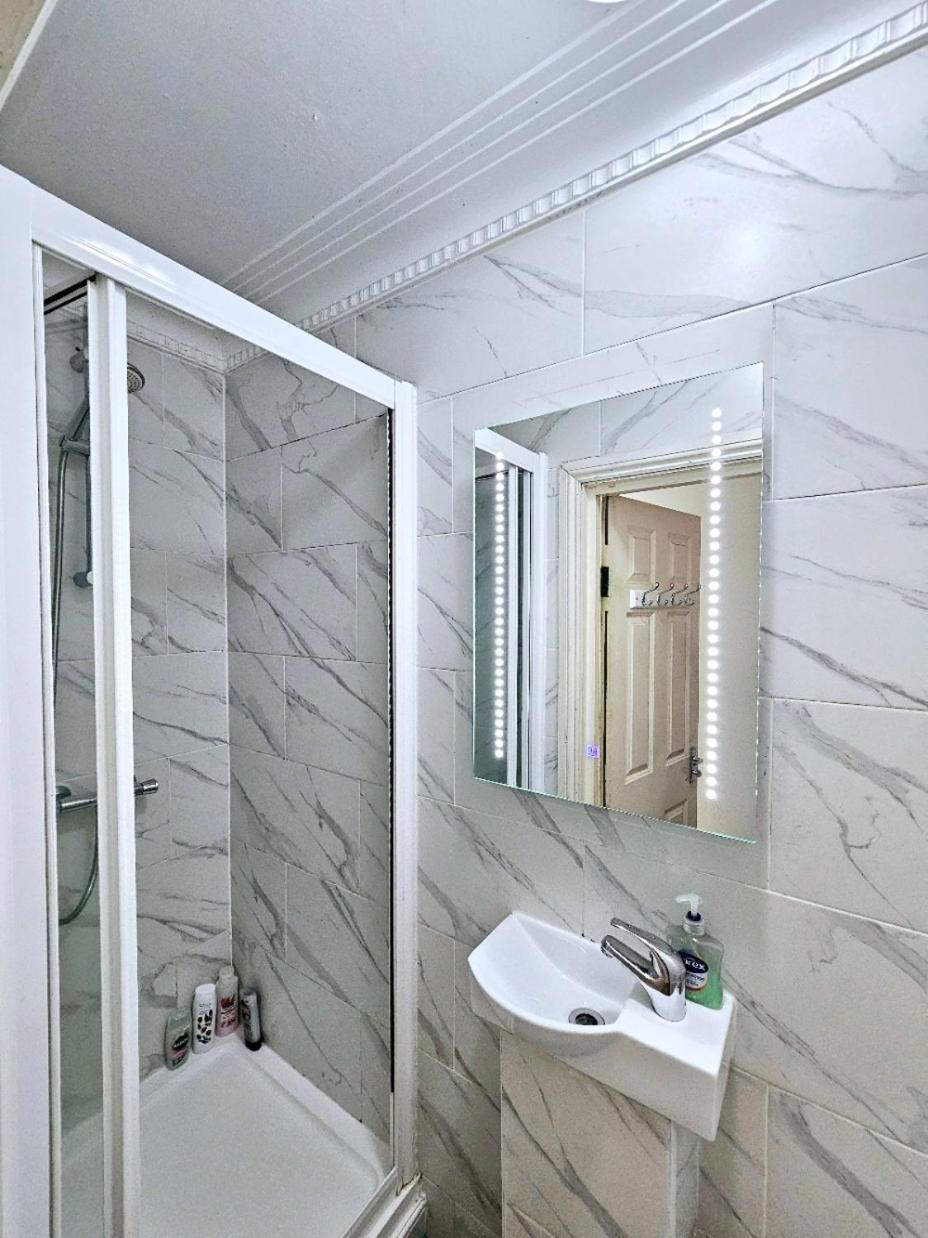 Spacious & Cosy 2 Bedroom Home Plus 2 Sofa-Beds With Private Entrance And Back Patio, 3 Min Walk To Earl'S Court Station Londres Exterior foto