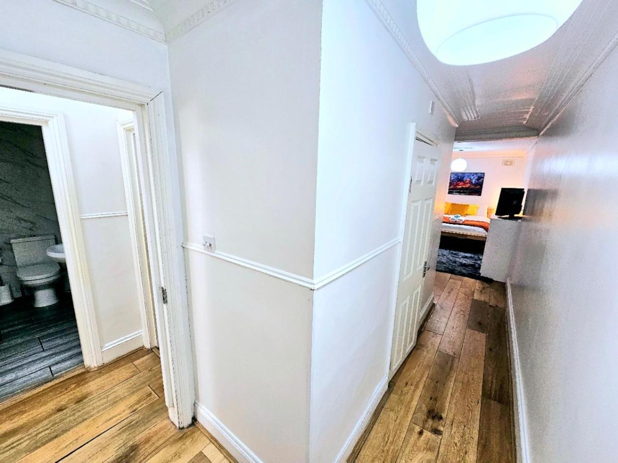 Spacious & Cosy 2 Bedroom Home Plus 2 Sofa-Beds With Private Entrance And Back Patio, 3 Min Walk To Earl'S Court Station Londres Exterior foto