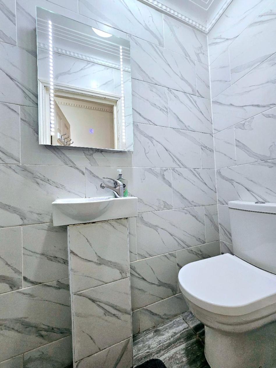 Spacious & Cosy 2 Bedroom Home Plus 2 Sofa-Beds With Private Entrance And Back Patio, 3 Min Walk To Earl'S Court Station Londres Exterior foto